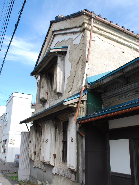 函館大町バス通り沿いの蔵付き住宅（函館の建築紹介）_f0142606_23372975.jpg