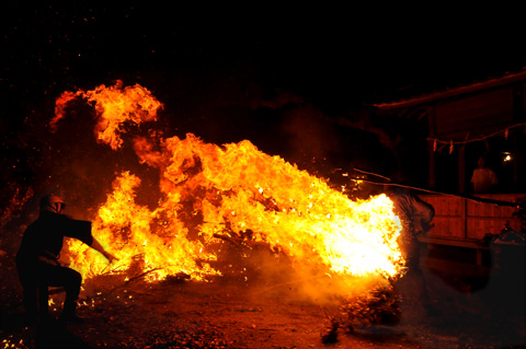 2009/10/14 日本の奇祭「火祭り」_c0132230_17514744.jpg