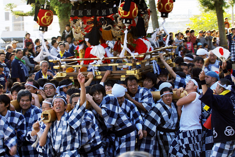 三輪神社の秋祭り--宮入　2　--20091011  _a0050572_187938.jpg