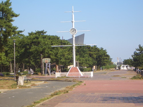 須磨海浜公園のマスト型時計台と赤灯台_b0118987_6101841.jpg