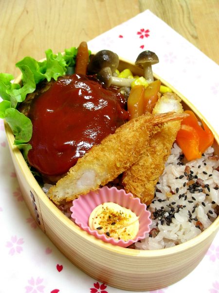 ハンバーグとエビフライの洋食弁当_b0171098_7113363.jpg
