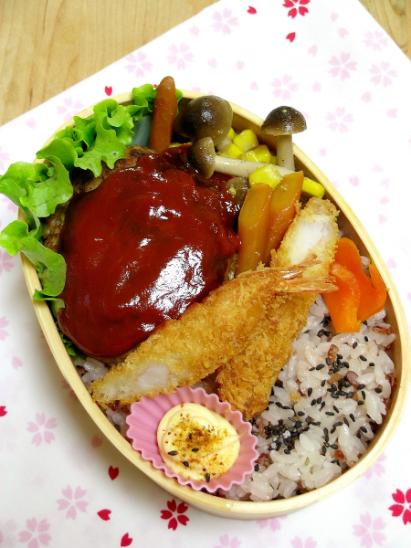 ハンバーグとエビフライの洋食弁当_b0171098_7161861.jpg