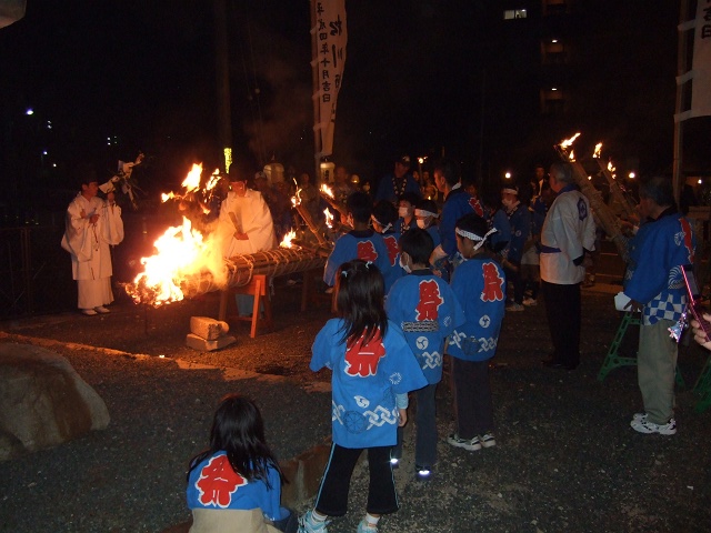 出崎森神社秋季大祭　その2　古式ひともしまつり　2 _b0095061_6561466.jpg