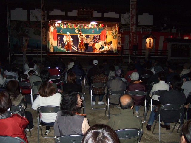 岩瀧神社秋季大祭　その3　前夜・奉納神楽・境内のようす_b0095061_7221364.jpg