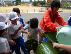 北新庄小学校の子供達が大豆の鞘取りをしました_e0061225_17101397.jpg