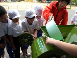北新庄小学校の子供達が大豆の鞘取りをしました_e0061225_17104579.jpg