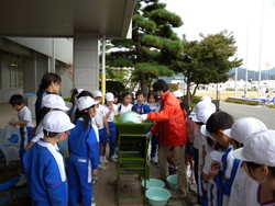 北新庄小学校の子供達が大豆の鞘取りをしました_e0061225_173362.jpg