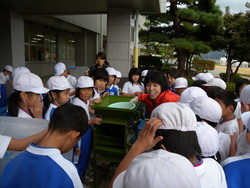 北新庄小学校の子供達が大豆の鞘取りをしました_e0061225_174171.jpg