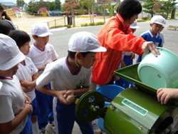 北新庄小学校の子供達が大豆の鞘取りをしました_e0061225_1774228.jpg
