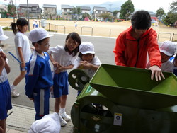 北新庄小学校の子供達が大豆の鞘取りをしました_e0061225_179121.jpg