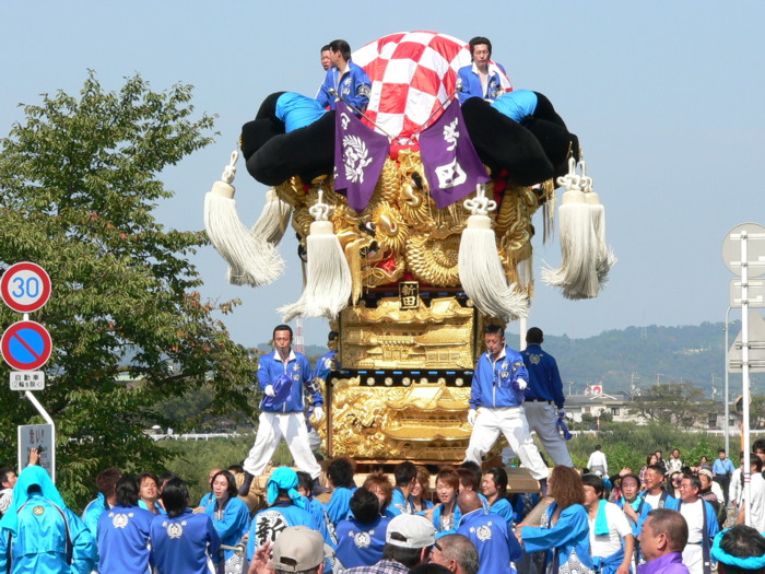 山根グランドのかきくらべ会場に向う太鼓台_f0085962_61433.jpg