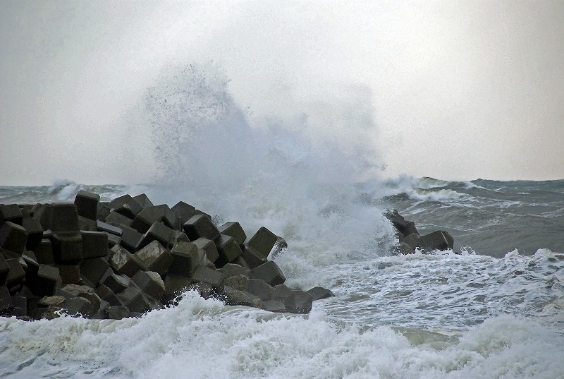 今日の日本海は大荒れで怒ってました。_f0121379_18573347.jpg