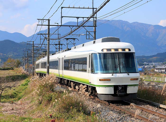 さくらライナー 高取町吉備 線路脇の小道