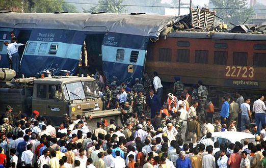 悲惨！インド・タジマハル近郊列車追突事故で22名死亡_d0123476_10342318.jpg