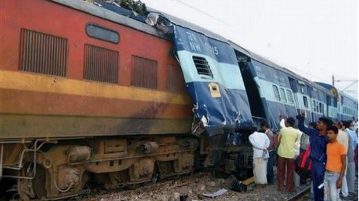 悲惨！インド・タジマハル近郊列車追突事故で22名死亡_d0123476_1035625.jpg