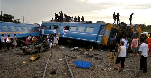 悲惨！インド・タジマハル近郊列車追突事故で22名死亡_d0123476_1036314.jpg