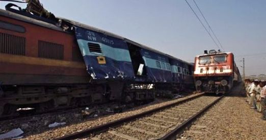 悲惨！インド・タジマハル近郊列車追突事故で22名死亡_d0123476_10385560.jpg