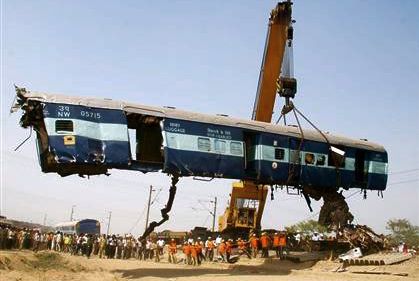 悲惨！インド・タジマハル近郊列車追突事故で22名死亡_d0123476_1040153.jpg