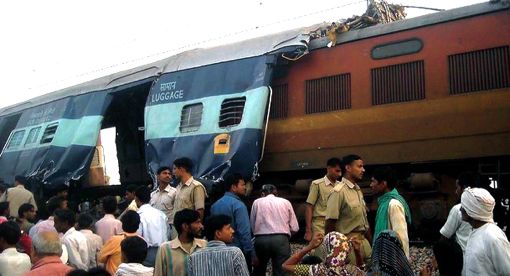 悲惨！インド・タジマハル近郊列車追突事故で22名死亡_d0123476_10431899.jpg