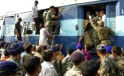 悲惨!インド・タジマハル近郊列車追突事故で22名死亡_d0123476_10444984.jpg