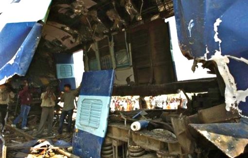 悲惨！インド・タジマハル近郊列車追突事故で22名死亡_d0123476_10454728.jpg