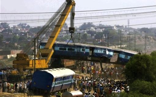 悲惨!インド・タジマハル近郊列車追突事故で22名死亡_d0123476_10472897.jpg