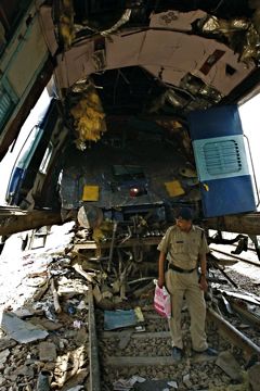 悲惨!インド・タジマハル近郊列車追突事故で22名死亡_d0123476_10495484.jpg