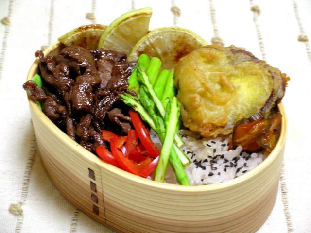 大根ステーキと甘辛牛肉のお弁当_b0171098_76675.jpg