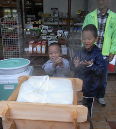 雨でも元気、鶴川団地商店街_a0106592_1646846.jpg