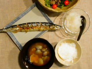 秋刀魚定食と・・・大根葉と焼肉のサラダ。_f0177295_14571597.jpg