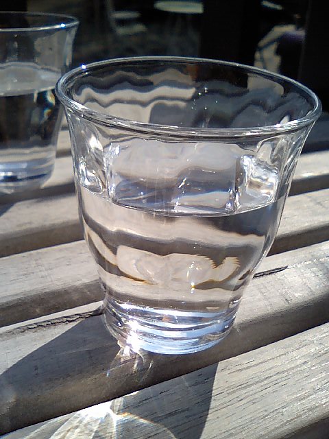 コップの水 ノンちゃんのカラー日記