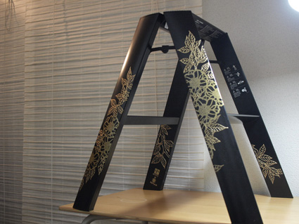 蒔絵風装飾の脚立_d0051613_19332379.jpg
