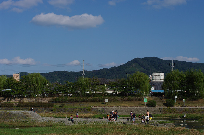 鴨川で木陰のおねぇさんを..._f0152550_2114953.jpg