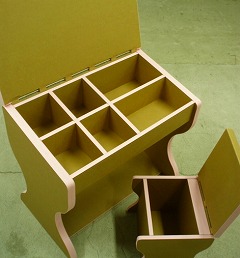 ダンボール製の学習机と椅子_e0189870_958080.jpg