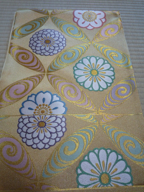 お嬢様向きの華やかな帯。_f0181251_1751156.jpg