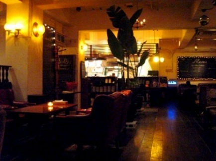 ☆アンティークの雰囲気が生かされたcafe ema LOUNGE_b0189667_9162478.jpg