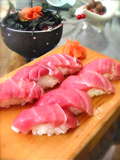 フェアウェイのマグロで中トロ握りに漬け丼に ニューヨーク ユニオンスクエアの窯 2 器と料理 Handmade In New York