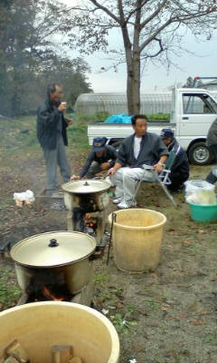 暫くぶりの芋煮会です。_d0026905_17245564.jpg