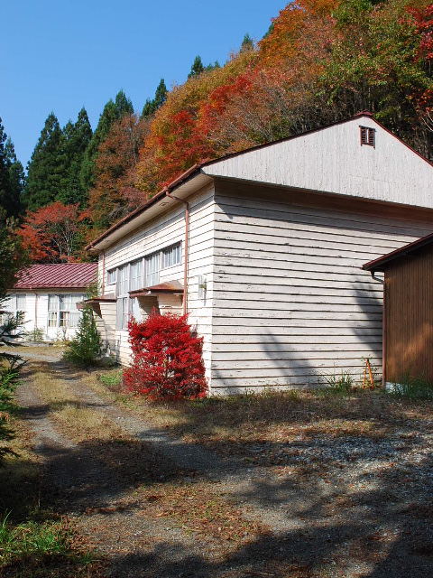 埼玉県旧秩父郡大滝村立小学校三峰分校(建築家・関根要太郎参考作品)_f0142606_18131788.jpg