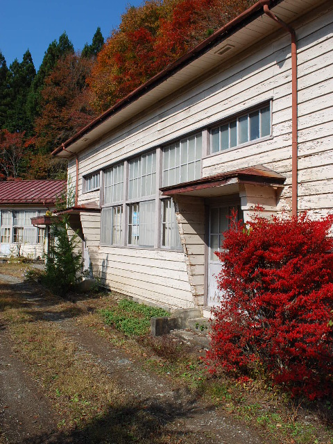 埼玉県旧秩父郡大滝村立小学校三峰分校(建築家・関根要太郎参考作品)_f0142606_18145699.jpg