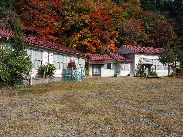 埼玉県旧秩父郡大滝村立小学校三峰分校(建築家・関根要太郎参考作品)_f0142606_1825380.jpg