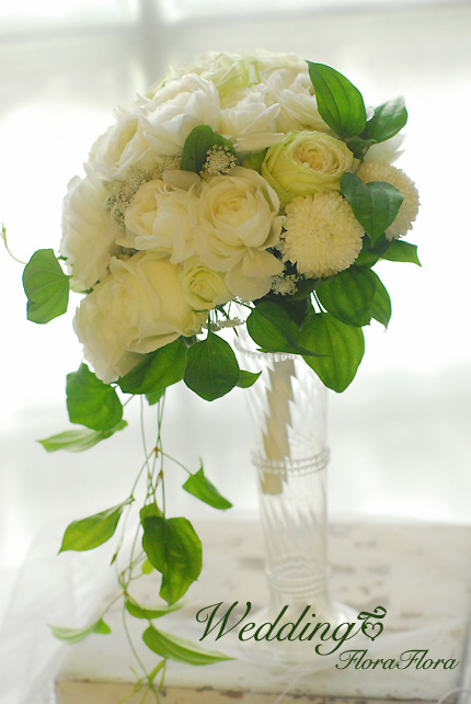 Rose ヤギグリーン とラナンキュラスのスウィングブーケ Floraflora Precious Flowers ウェディングブーケ会場装花 フラワースクール