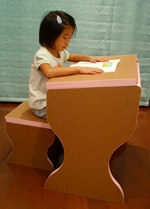 ダンボール製の学習机と椅子_e0189870_10175079.jpg