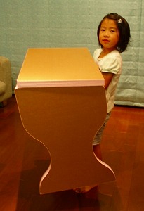 ダンボール製の学習机と椅子_e0189870_10251280.jpg