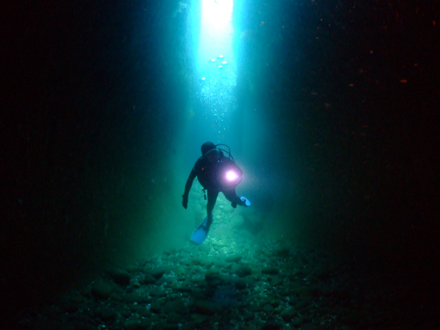 雲見・牛着岩「水路下の洞窟」_f0053895_15491419.jpg