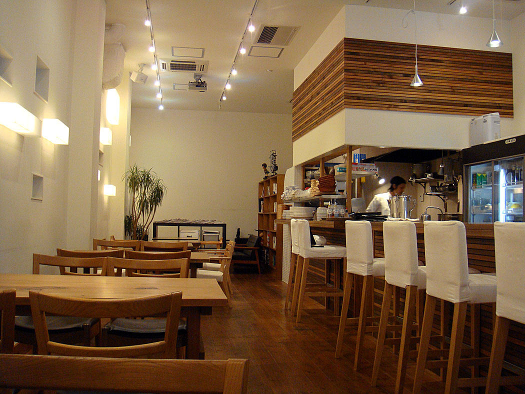 高い天井と温もりのある空間 月島cafe Anton日々精進さらに 高い天井と温もりのある空間 月島cafe Anton日々精進さらに