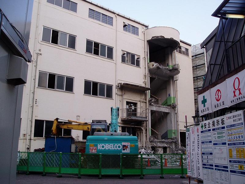 さよなら交通博物館 建物の解体状況(1)_f0030574_994348.jpg