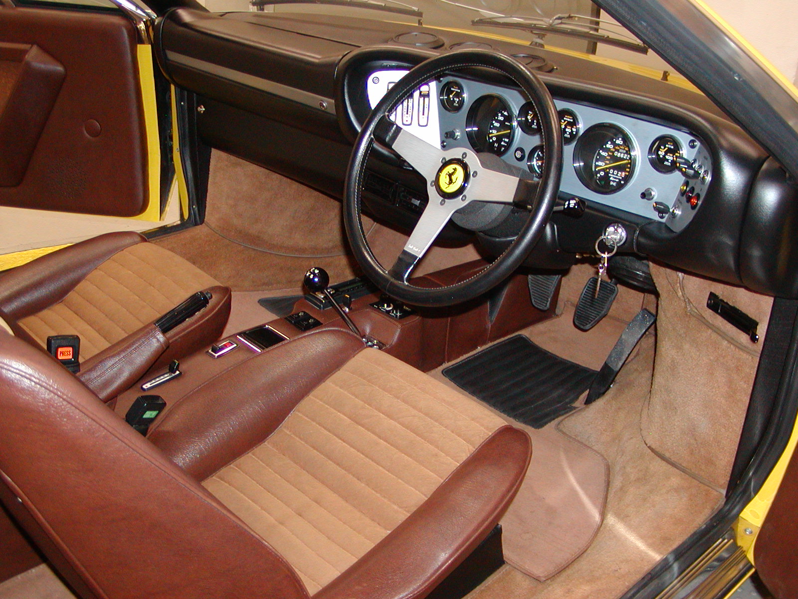 308gt4 4号車通関 1年ぶりの再会_a0129711_23335243.jpg