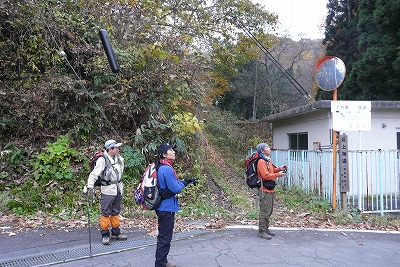 落ち葉を踏んで軽井沢御番所跡・最上街道（１１月８日）_f0003138_11341293.jpg