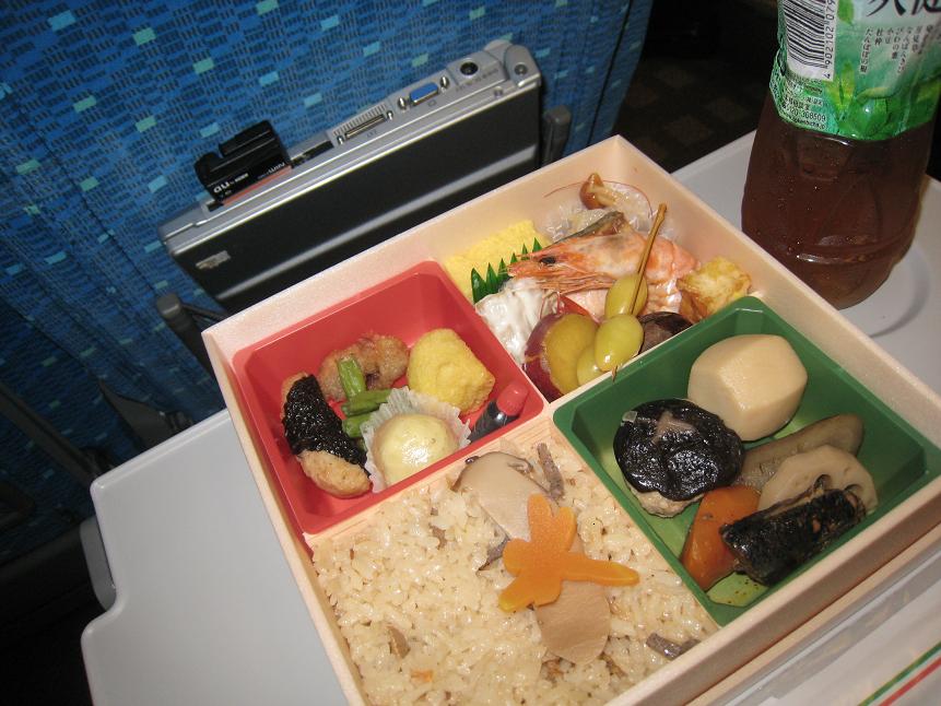 新幹線の中から 秋の赤トンボ弁当_a0107574_10255279.jpg